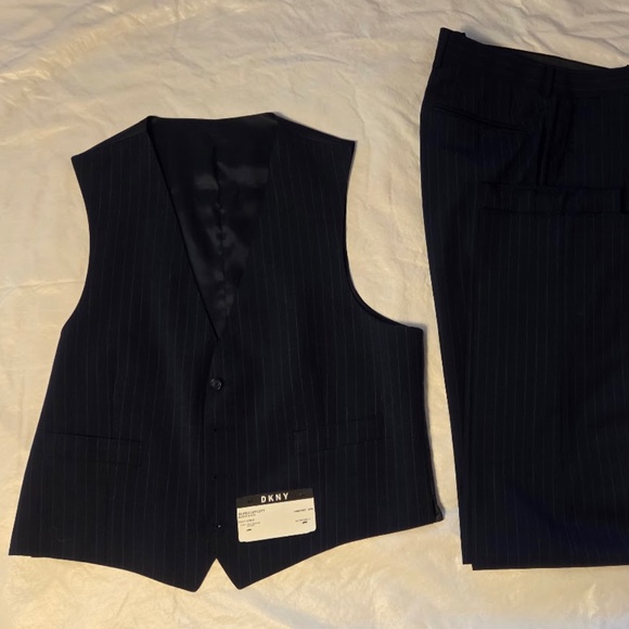 NWOT DKNY Men’s 3pc Suit Navy Pinstripe 100% Wool, 40 short, 33 waist - Picture 2 of 9